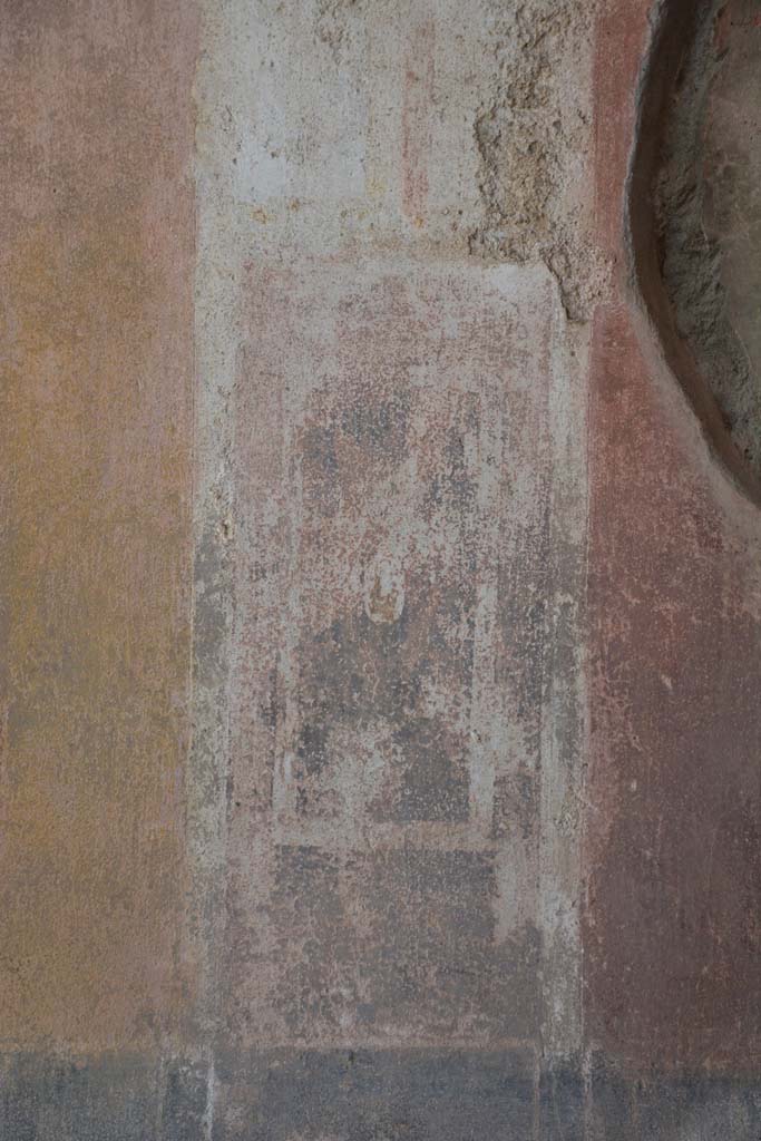 IX.5.11 Pompeii. May 2017. 
Room e, panel with painted remains of architectural view on west side of central panel on south wall. 
Foto Christian Beck, ERC Grant 681269 D�COR.
