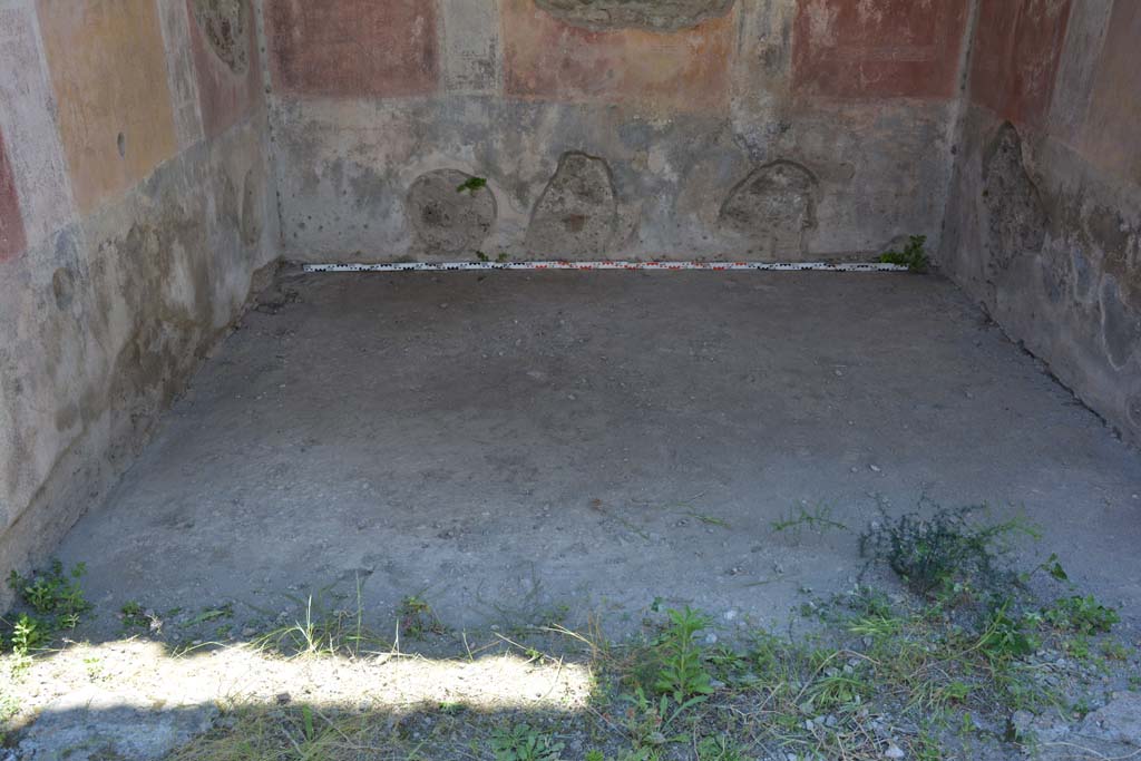 IX.5.11 Pompeii. May 2017. Room e, looking west across flooring. 
Foto Christian Beck, ERC Grant 681269 D�COR.
