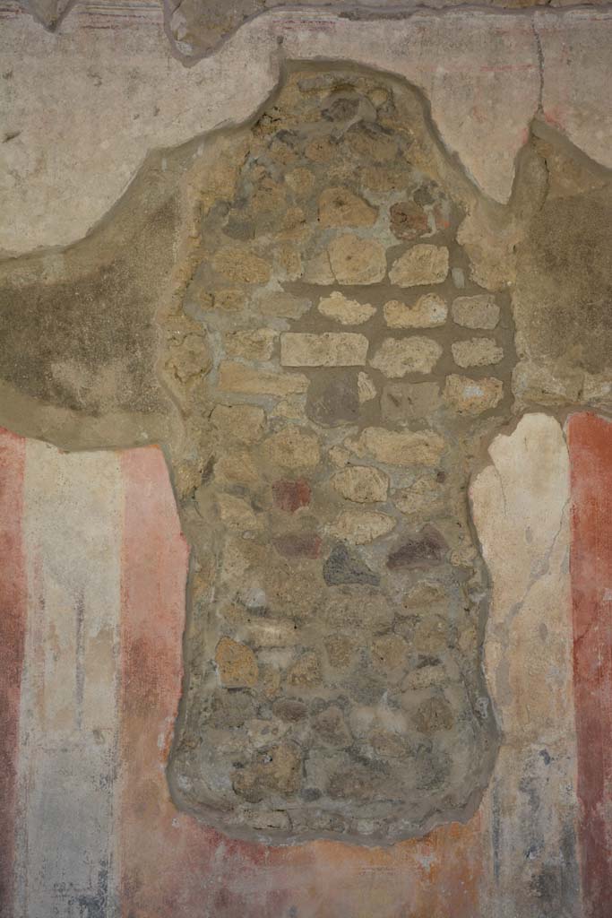 IX.5.11 Pompeii. May 2017. 
Room e, detail of �hole made by the ancient searchers� from centre of west wall.  
Foto Christian Beck, ERC Grant 681269 D�COR.

