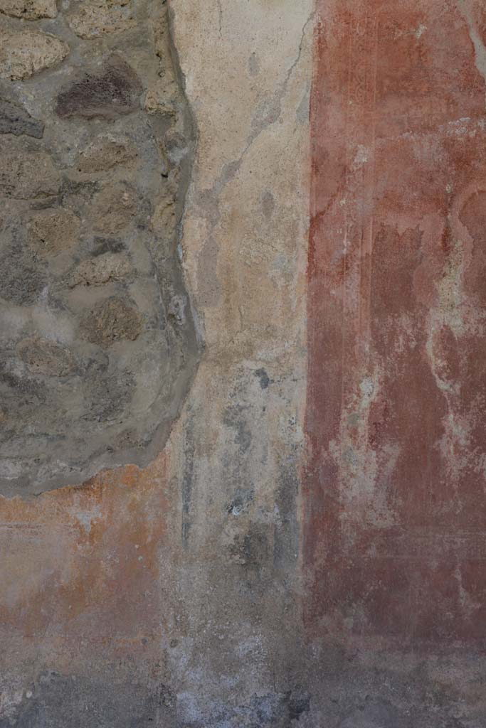 IX.5.11 Pompeii. May 2017. 
Room e, detail from compartment with architectural views on west wall on north side of central panel.  
On the right, the red side panel which was edged with �carpet borders� would have contained a central flying figure, now faded.
Foto Christian Beck, ERC Grant 681269 D�COR.
