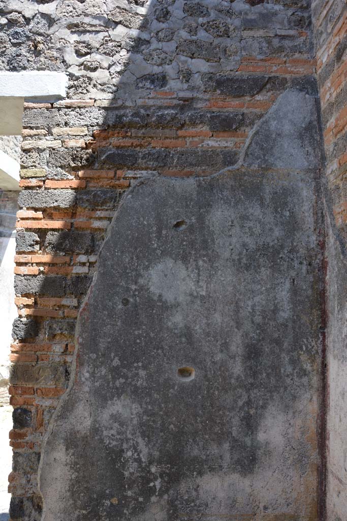 IX.5.11 Pompeii. May 2017. 
Room d, east wall in south-east corner, with doorway to atrium b, on left.
Foto Christian Beck, ERC Grant 681269 D�COR.
