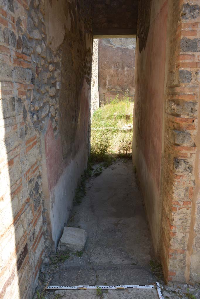 IX.5.11 Pompeii. May 2017. Room m, looking south from atrium towards peristyle area.
Foto Christian Beck, ERC Grant 681269 D�COR.

