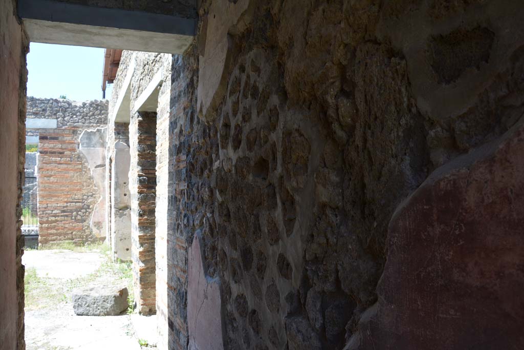 IX.5.11 Pompeii. May 2017. Room m, looking north along lower east wall.
Foto Christian Beck, ERC Grant 681269 D�COR.
