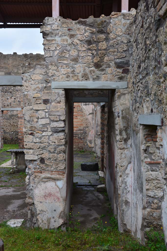 IX.5.11 Pompeii. March 2017. 
Room m, looking north through doorway from peristyle/garden area. 
Foto Christian Beck, ERC Grant 681269 D�COR.
