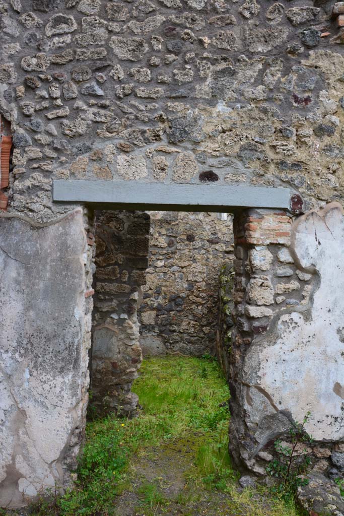 IX.5.11 Pompeii. March 2017. Peristyle n, north-east corner, doorway to rooms s, r, t and v.
Foto Christian Beck, ERC Grant 681269 DÉCOR.

