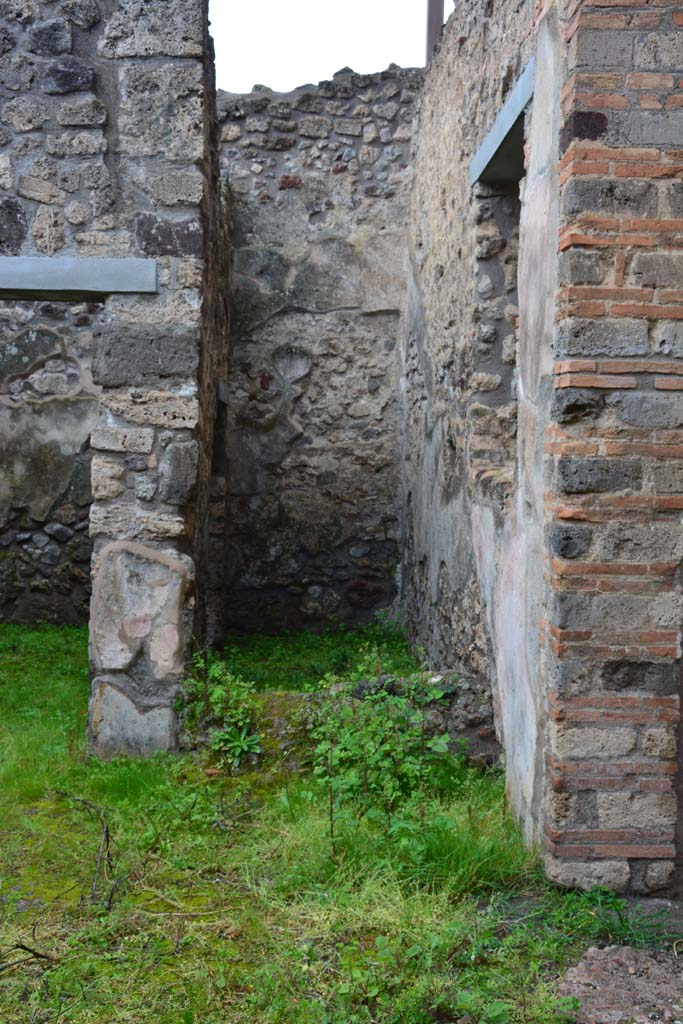 IX.5.11 Pompeii. March 2017. Peristyle n, looking west to area u, with base of steps/small wall?.
Foto Christian Beck, ERC Grant 681269 D�COR.

