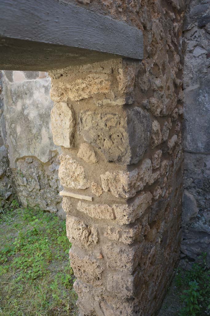 IX.5.11 Pompeii. May 2017. Room u, west side of doorway from room o.
Foto Christian Beck, ERC Grant 681269 D�COR.

