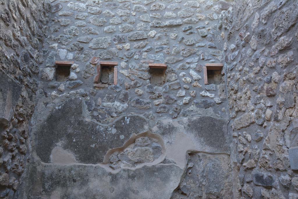 IX.5.11 Pompeii. May 2017. Room o, looking towards upper west wall, with holes for support beams for an upper floor.
Foto Christian Beck, ERC Grant 681269 D�COR.

