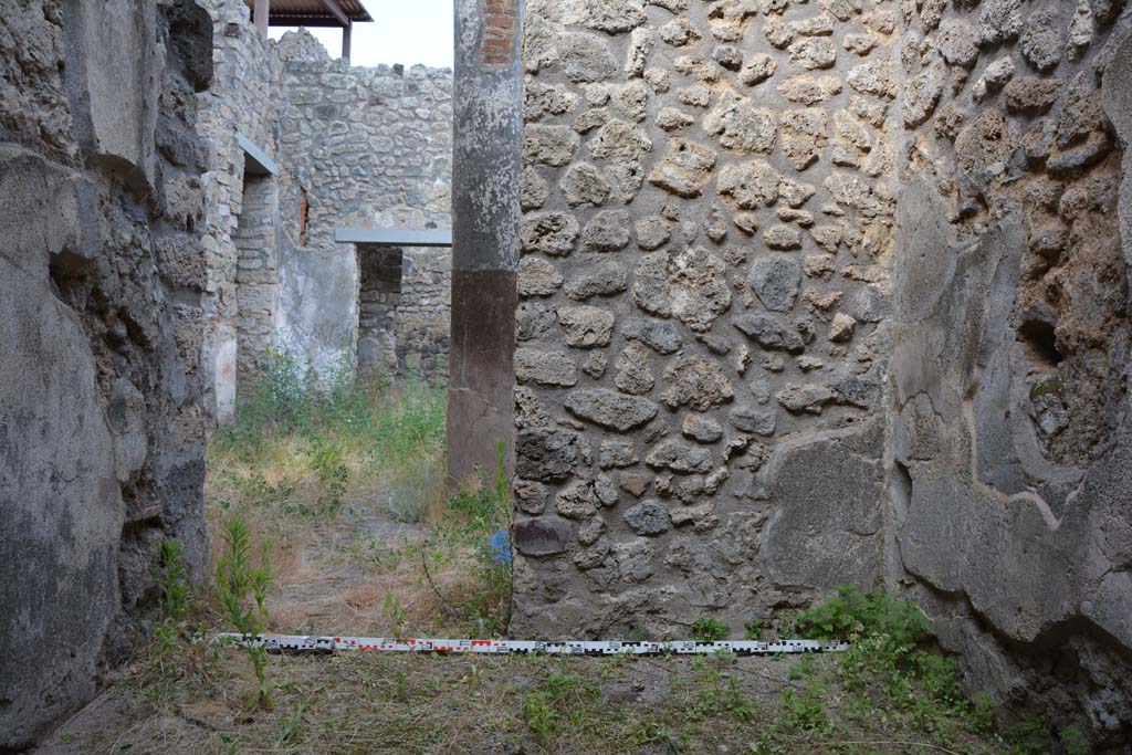 IX.5.11 Pompeii. May 2017. Room o, east wall with doorway to peristyle n.
Foto Christian Beck, ERC Grant 681269 D�COR.
