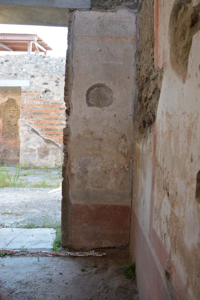 IX.5.11 Pompeii. May 2017. Room g, looking towards west wall in north-west corner.
Foto Christian Beck, ERC Grant 681269 D�COR.
In the white panel of the middle zone were vignettes with cupids, presumably now faded or removed. 



