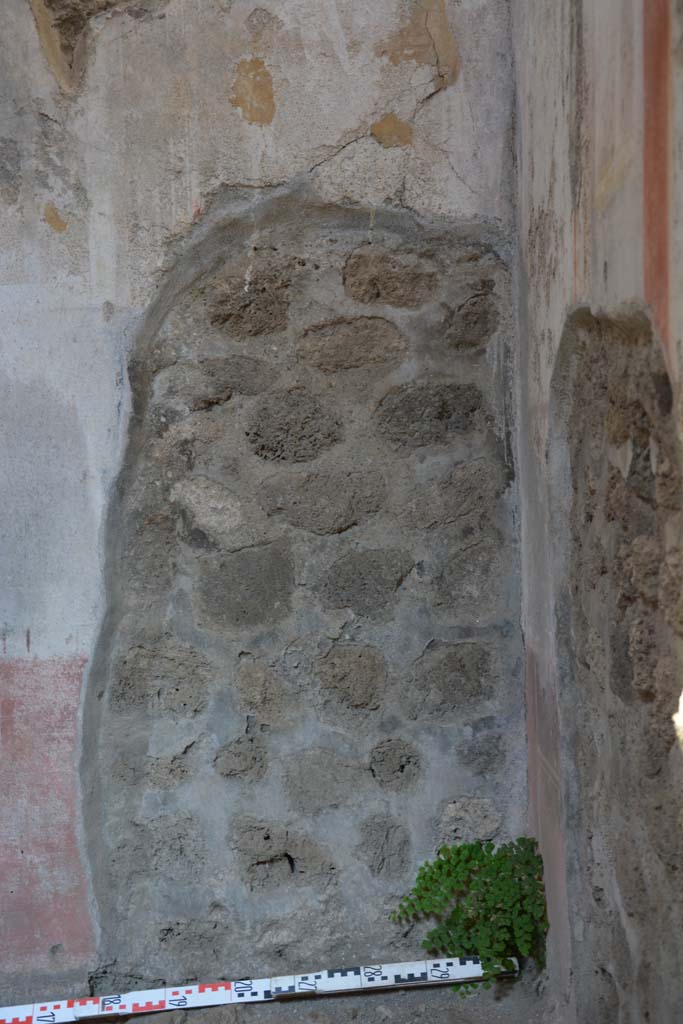 IX.5.11 Pompeii. May 2017. 
Room g, lower east wall at south end, hole made by the ancient searchers. 
Foto Christian Beck, ERC Grant 681269 D�COR.
