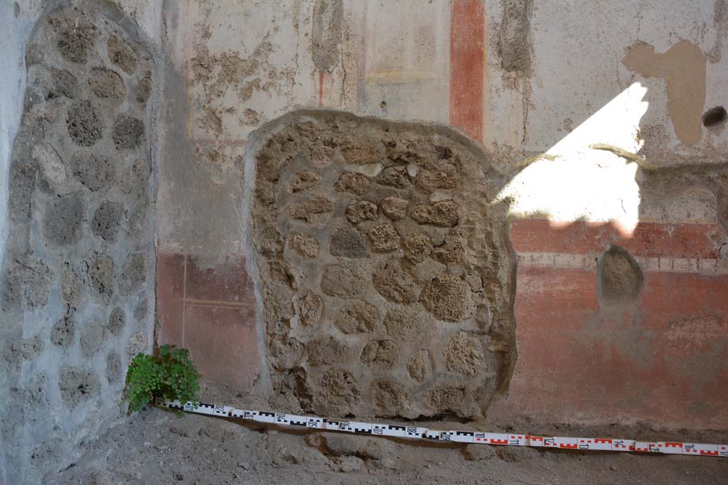 IX.5.11 Pompeii. May 2017. Room g, detail from lower south wall at east end.
Foto Christian Beck, ERC Grant 681269 D�COR.
