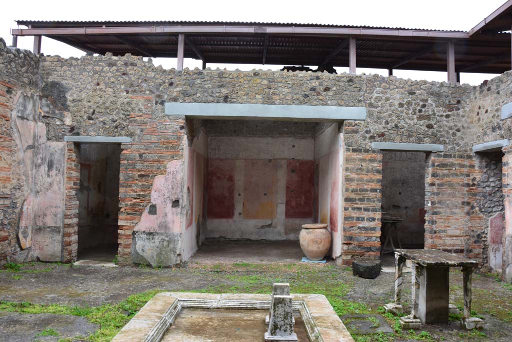 IX.5.11 Pompeii. March 2017. Looking east across impluvium in atrium b, towards east ala h, in centre.
Foto Christian Beck, ERC Grant 681269 D�COR.
