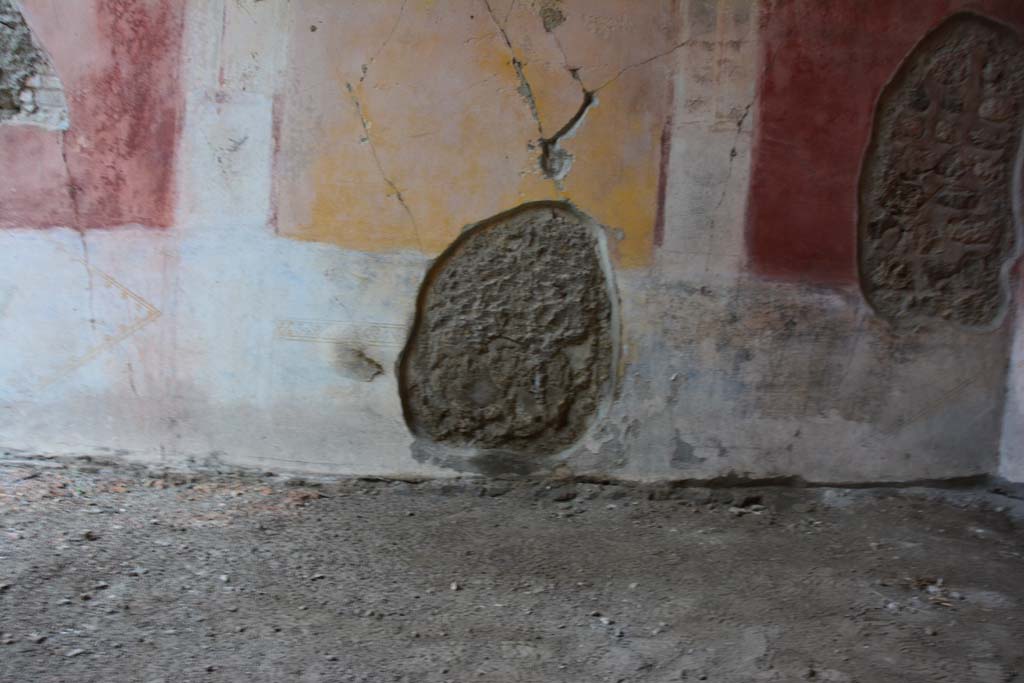 IX.5.11 Pompeii. March 2017. Room h, lower north wall below yellow central panel.
Foto Christian Beck, ERC Grant 681269 D�COR.
