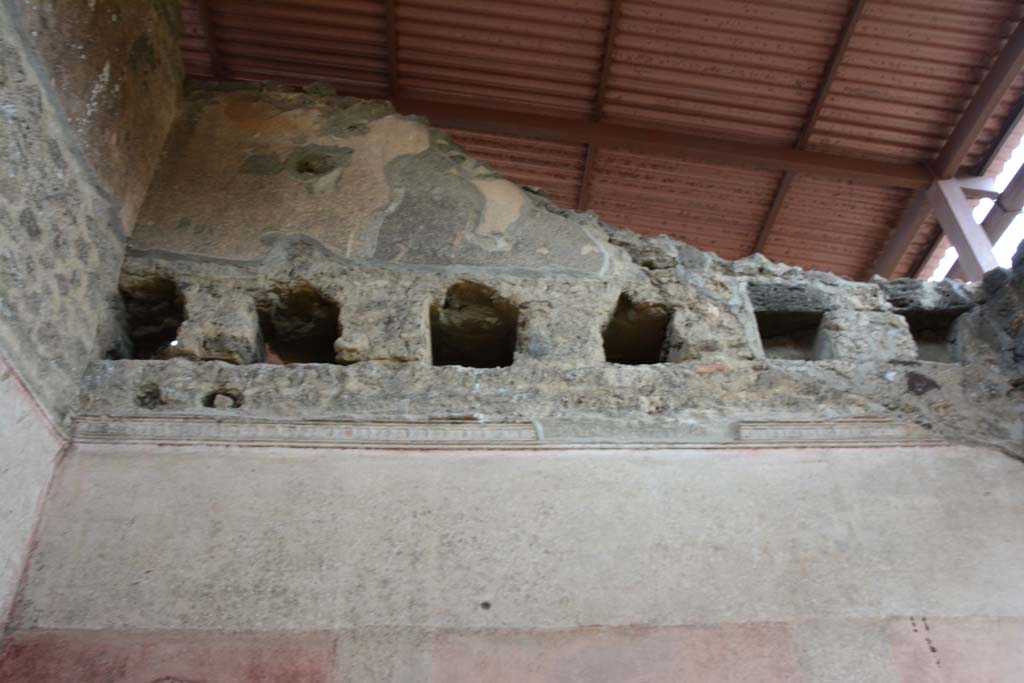 IX.5.11 Pompeii. March 2017. Room h, upper south wall with holes for support beams for an upper floor.
Foto Christian Beck, ERC Grant 681269 D�COR.

