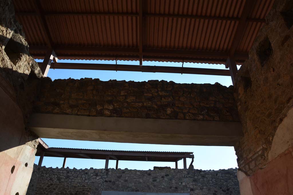 IX.5.11 Pompeii. May 2017. Room h, upper west wall above doorway.
Foto Christian Beck, ERC Grant 681269 D�COR.
