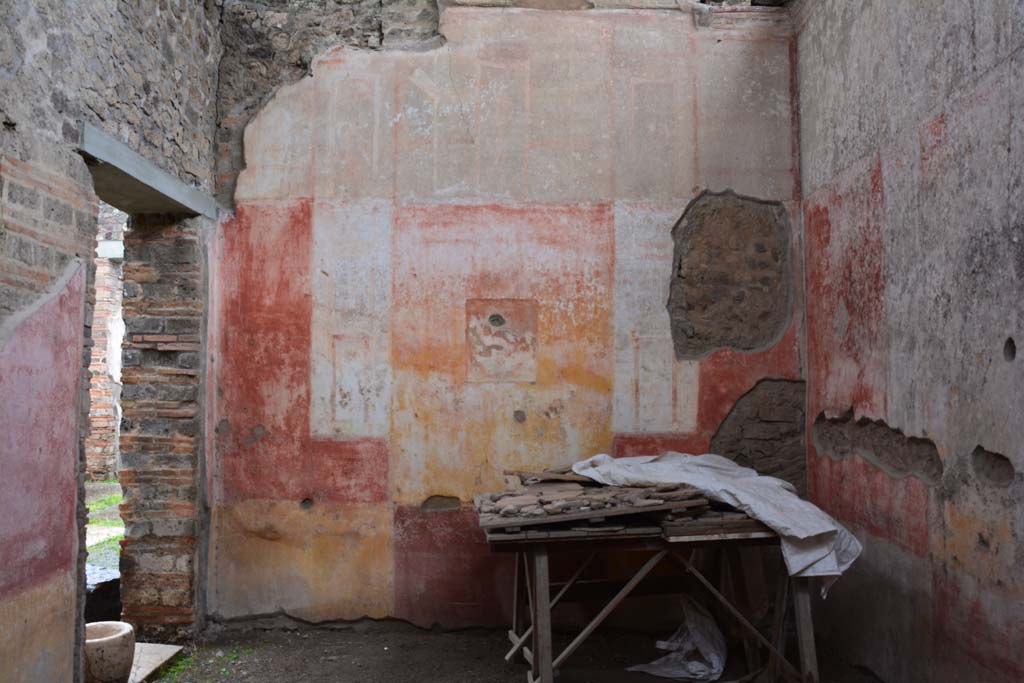 IX.5.11 Pompeii. March 2017. Room i, looking across triclinium towards north wall.
Foto Christian Beck, ERC Grant 681269 D�COR.

