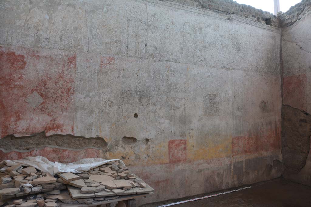 IX.5.11 Pompeii. May 2017. Room i, looking south along east wall.
Foto Christian Beck, ERC Grant 681269 D�COR.
