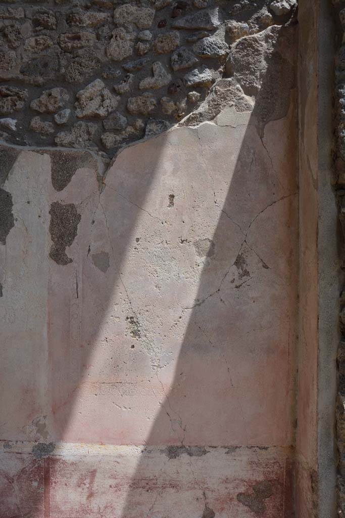 IX.5.11 Pompeii. May 2017. 
Room l (L), panel on east wall at south end with faded outline of a warrior, just visible in the centre of the panel.
Foto Christian Beck, ERC Grant 681269 D�COR.

