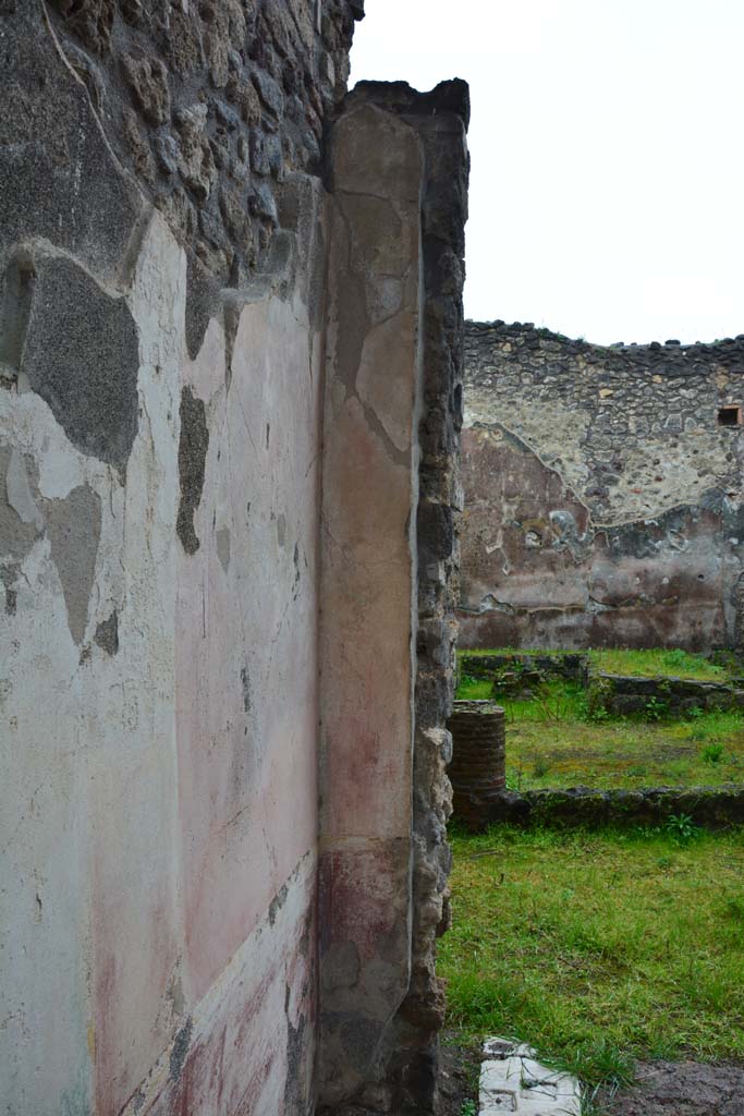 IX.5.11 Pompeii. March 2017. 
Room I (L), looking south along east wall towards peristyle/garden area.
Foto Christian Beck, ERC Grant 681269 D�COR.
