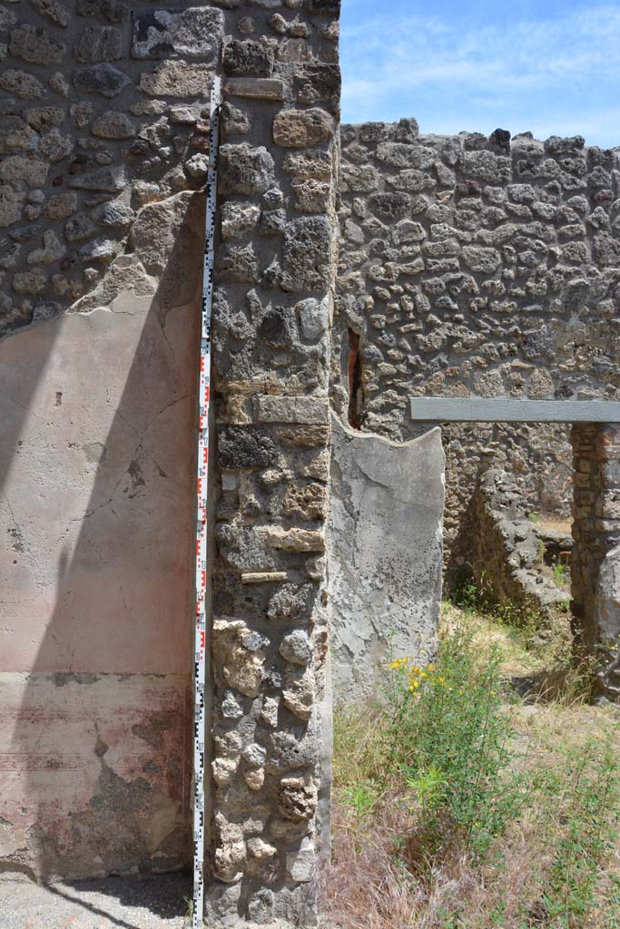 IX.5.11 Pompeii. May 2017. 
Room l (L), looking east towards pilaster at south end of tablinum and towards doorway to kitchen area.
Foto Christian Beck, ERC Grant 681269 D�COR.

