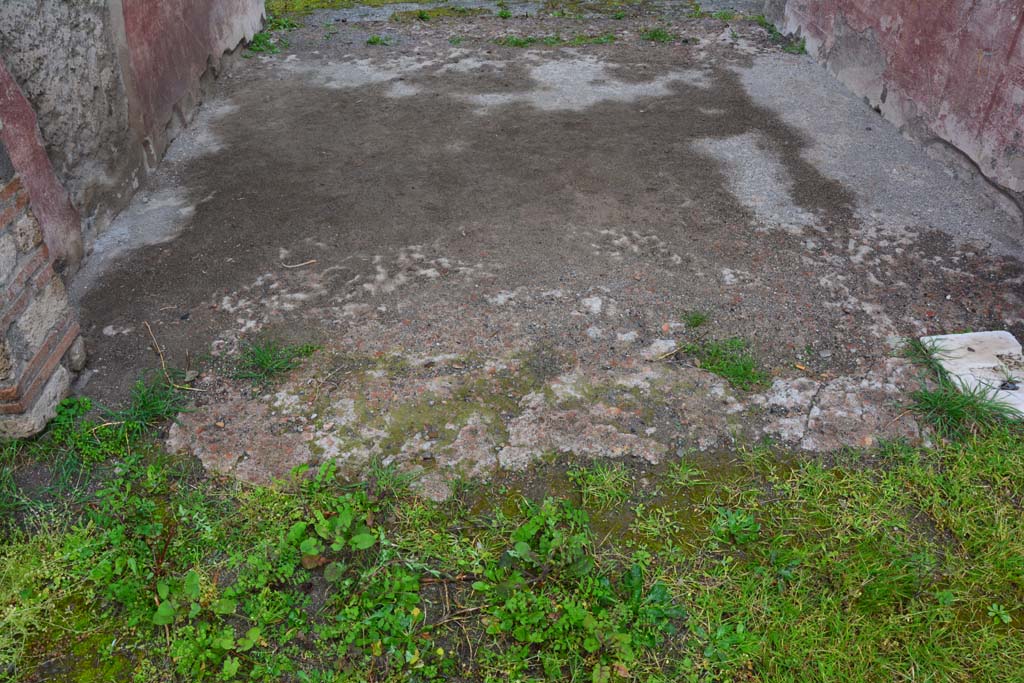 IX.5.11 Pompeii. March 2017. Room l (L), looking north across floor of tablinum from peristyle garden.
Foto Christian Beck, ERC Grant 681269 D�COR.
