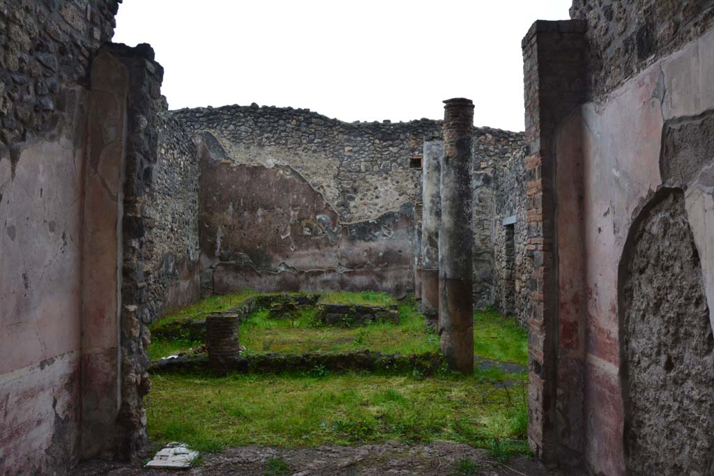IX.5.11 Pompeii. March 2017. Room l (L), looking south across peristyle garden n, from tablinum.
Foto Christian Beck, ERC Grant 681269 D�COR.


