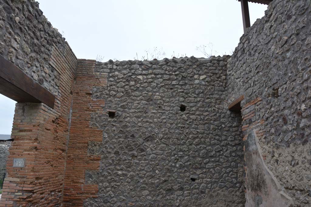 IX.5.12 Pompeii. May 2017. Looking towards upper east wall.
Foto Christian Beck, ERC Grant 681269 D�COR.
