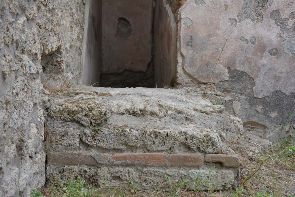 IX.5.12 Pompeii. May 2017. Detail of base of steps.
Foto Christian Beck, ERC Grant 681269 D�COR.

