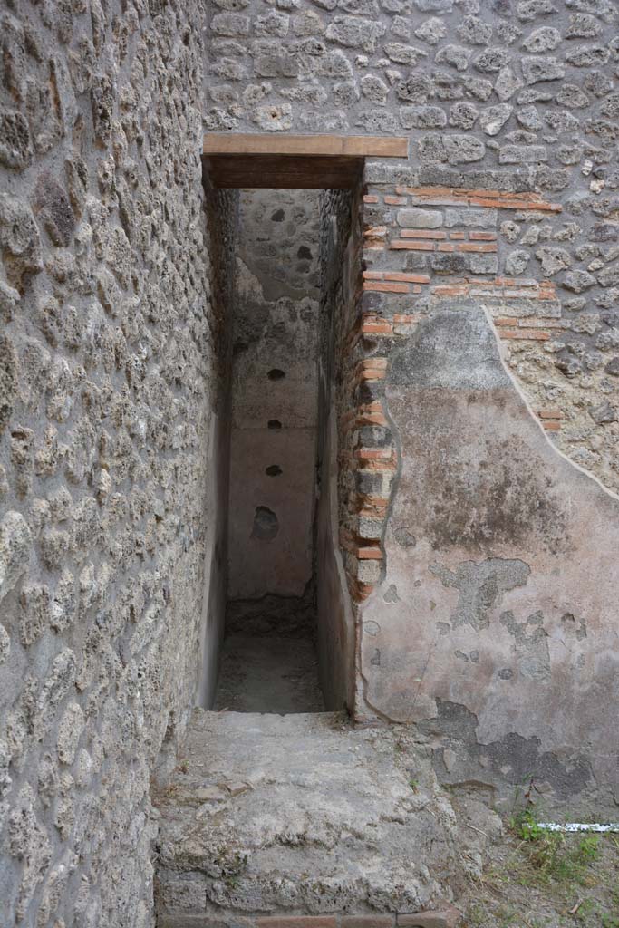 IX.5.12 Pompeii. May 2017. Looking south across base of steps towards narrow area.
Foto Christian Beck, ERC Grant 681269 D�COR.
