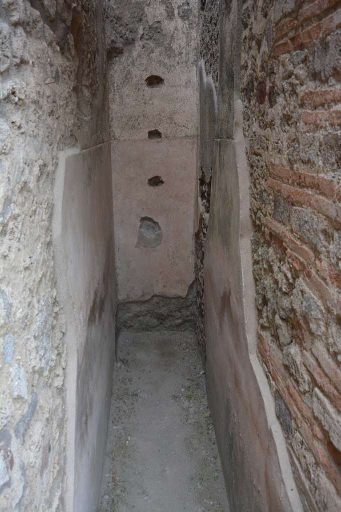 IX.5.12 Pompeii. May 2017. Looking south into narrow area.
Foto Christian Beck, ERC Grant 681269 D�COR.

