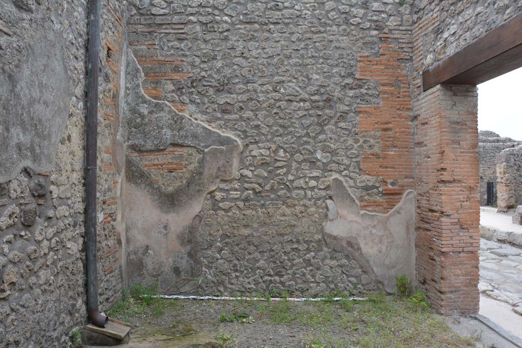 IX.5.12 Pompeii. May 2017. Looking towards west wall of shop-room.
Foto Christian Beck, ERC Grant 681269 D�COR.
