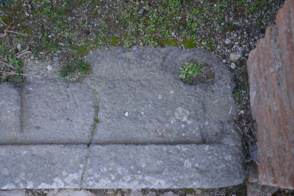 IX.5.12 Pompeii. March 2017. West end of doorway threshold.
Foto Christian Beck, ERC Grant 681269 D�COR.

