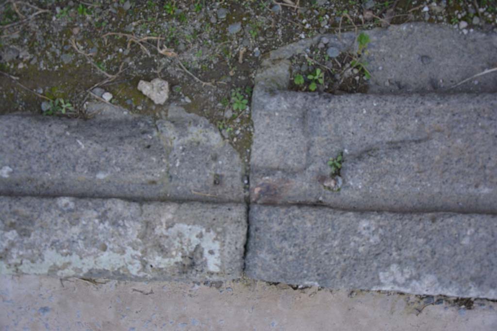 IX.5.12 Pompeii. March 2017. Detail from centre of doorway threshold.
Foto Christian Beck, ERC Grant 681269 D�COR.
