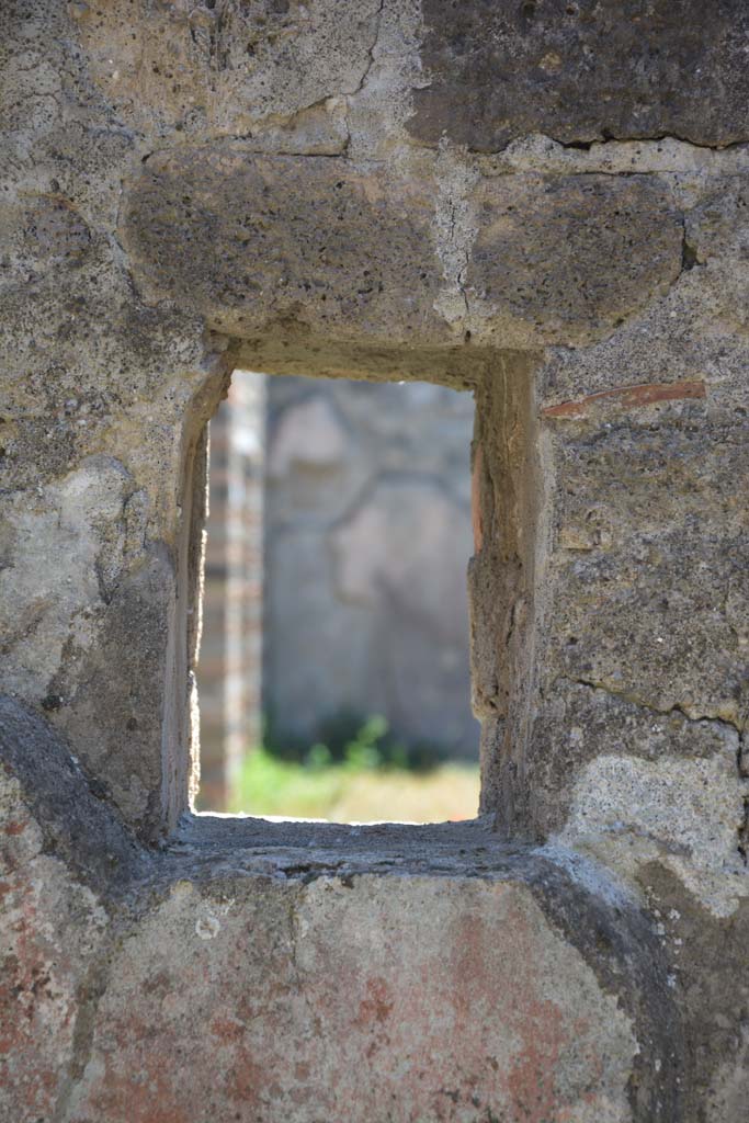 IX.5.14 Pompeii. May 2017. Room �L�, small opening in south wall in south-east corner.
Foto Christian Beck, ERC Grant 681269 D�COR.

