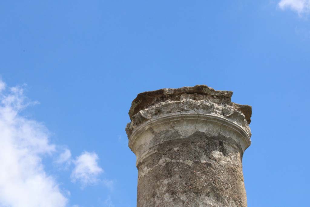 IX.5.14 Pompeii. May 2019. Room �k�, detail from top of column in peristyle. 
Foto Christian Beck, ERC Grant 681269 D�COR.

