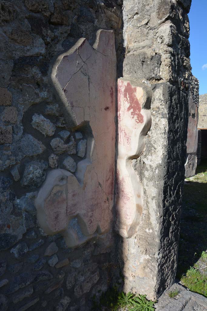 IX.5.14 Pompeii. March 2017.  Peristyle �k�, north-east corner, on east side of room �L�.
Foto Christian Beck, ERC Grant 681269 D�COR.
