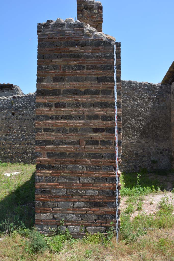 IX.5.14 Pompeii. May 2017. Peristyle �k�, pilaster between rooms �m� and �n�, on east portico.
Foto Christian Beck, ERC Grant 681269 D�COR.
