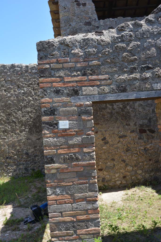 IX.5.14 Pompeii. May 2017. 
Peristyle �k�, pilaster between room �n� and �o� on east portico, (Restored 2004).
Foto Christian Beck, ERC Grant 681269 D�COR.
