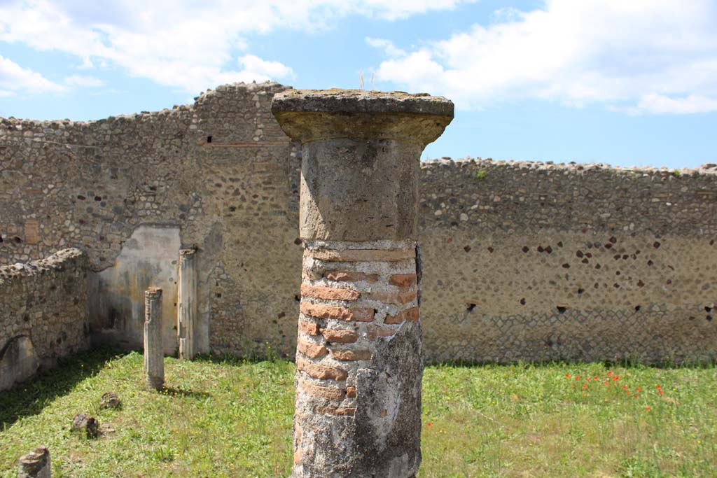 IX.5.14 Pompeii. May 2019. Room �k�, looking west towards column across peristyle.
Foto Christian Beck, ERC Grant 681269 D�COR.
