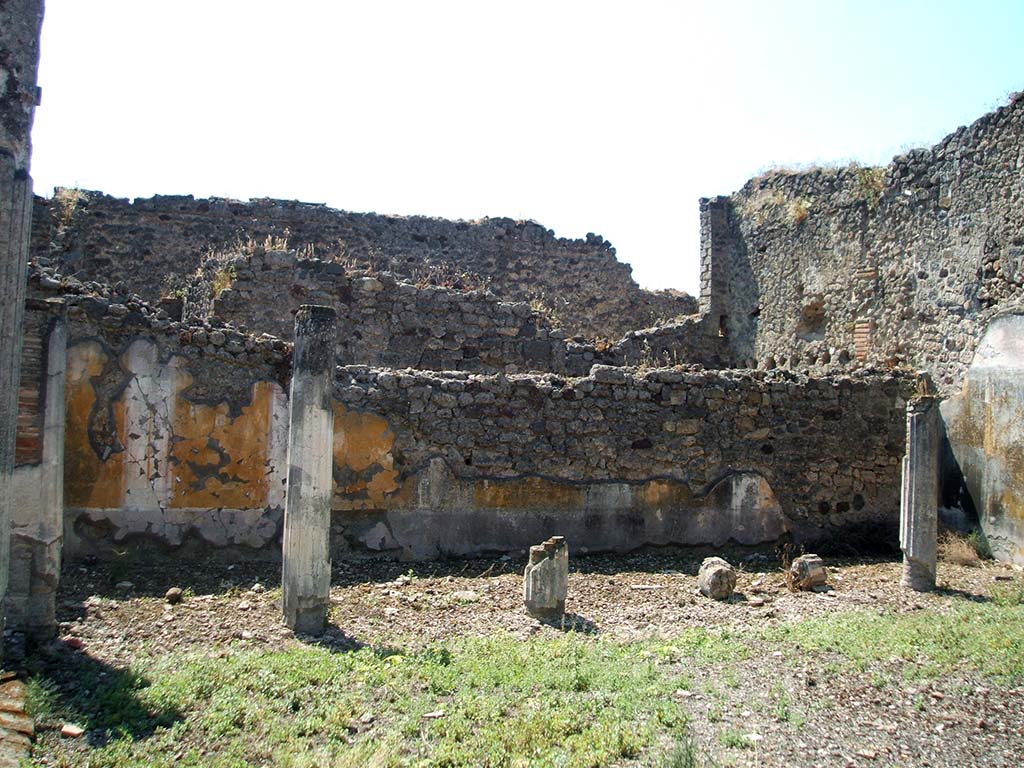 IX.5.14 Pompeii. May 2005. South portico of peristyle �k�.