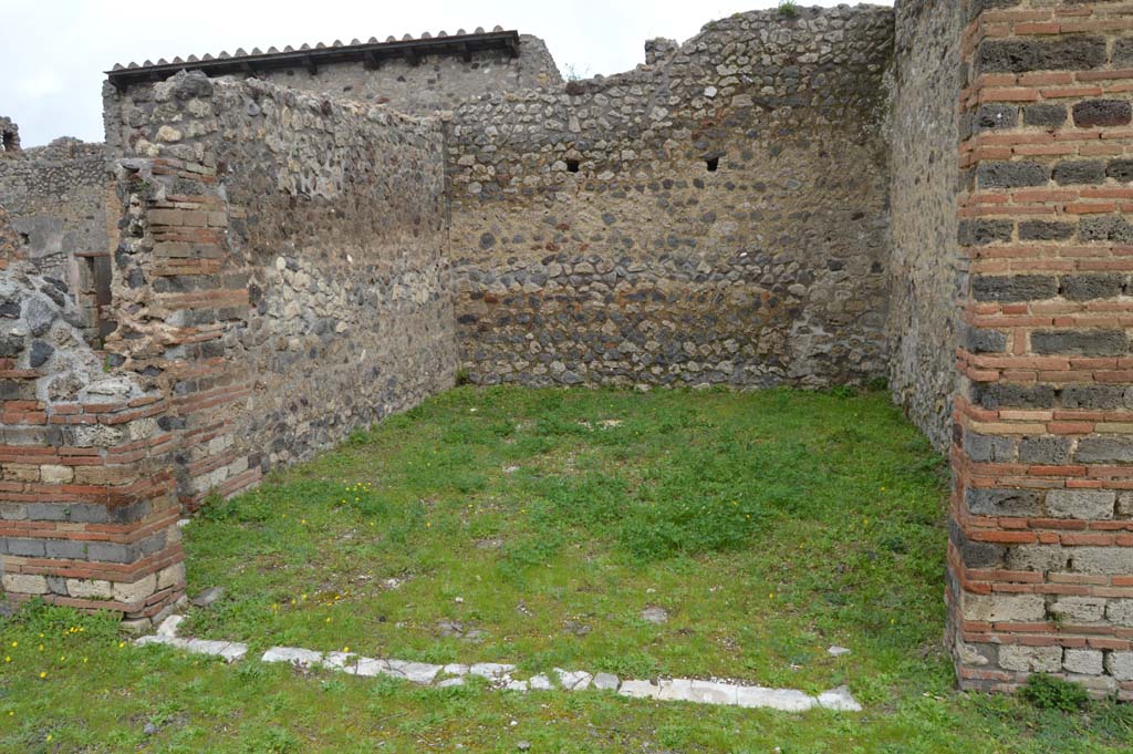 IX.5.14 Pompeii. March 2018. Room �m�, large exedra or triclinium, on east side of portico �k �. Looking east.
Foto Taylor Lauritsen, ERC Grant 681269 D�COR.
