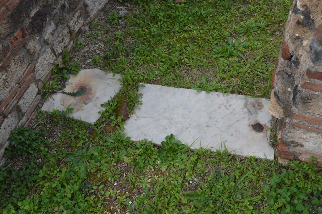 IX.5.14 Pompeii. March 2018. Room �m�, detail of threshold in north wall leading into atrium.
Foto Taylor Lauritsen, ERC Grant 681269 D�COR.

