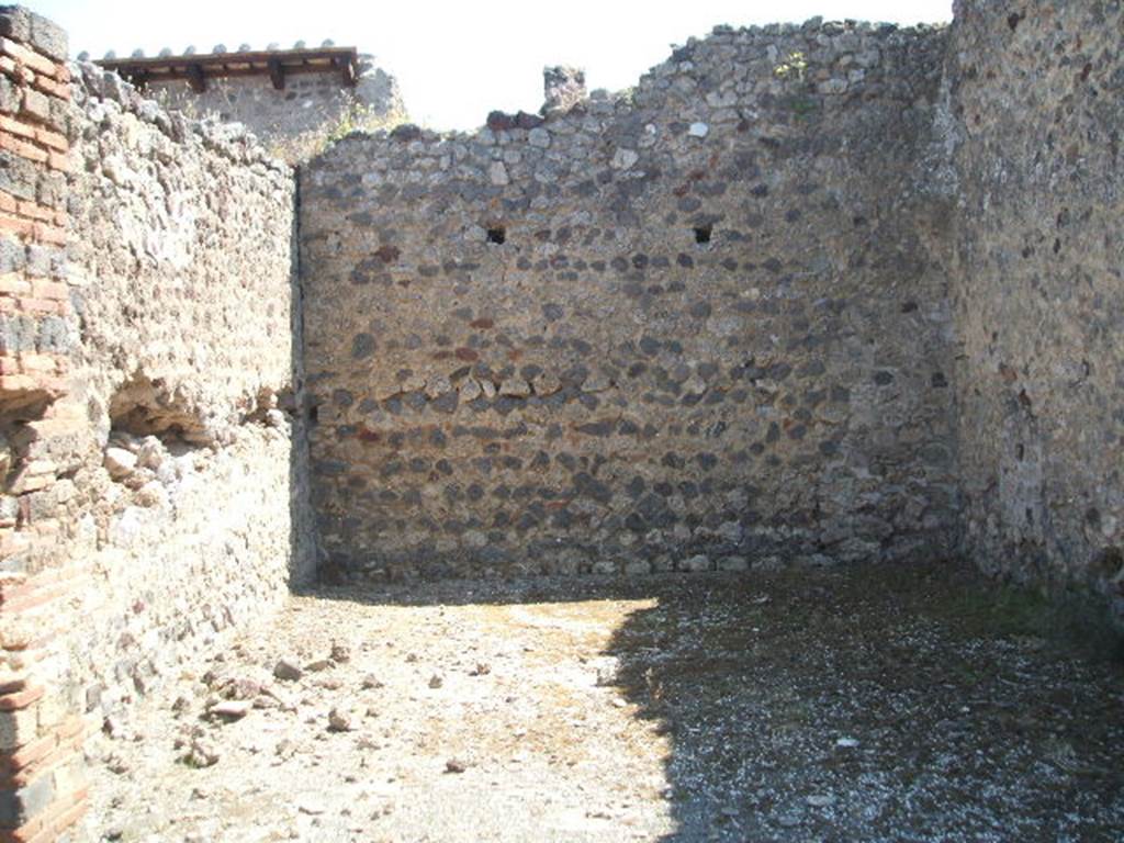 IX.5.14 Pompeii. May 2005. Room �m�, large exedra or triclinium, on east side of peristyle.
This room had remains of a floor of white mosaics arranged in an oblique pattern: in the room the threshold with a pattern of meanders emphasised the wide opening towards the peristyle.
