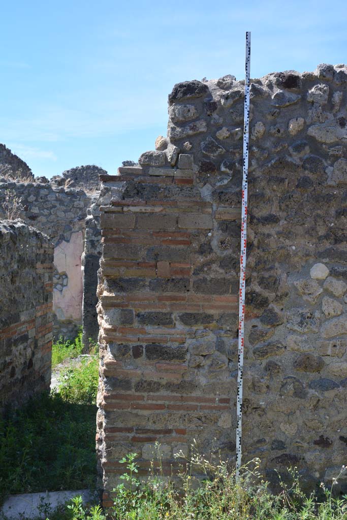 IX.5.14 Pompeii. May 2017. 
Room �m�, detail of north wall at west end, with doorway to atrium �b�, on left.
Foto Christian Beck, ERC Grant 681269 D�COR.
