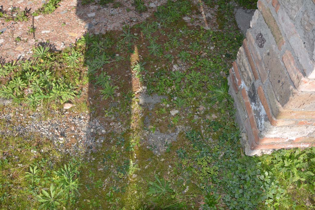 IX.5.14 Pompeii. May 2017. Room �n�, detail of doorway threshold near south end, looking east. 
Foto Christian Beck, ERC Grant 681269 D�COR.

