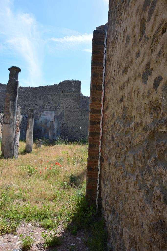 IX.5.14 Pompeii. May 2017. 
Room �n�, north wall, north-west corner, looking west across peristyle.
Foto Christian Beck, ERC Grant 681269 D�COR.

