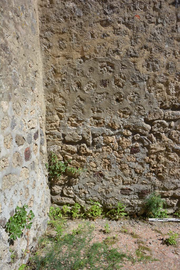IX.5.14 Pompeii. May 2017. Room �n�, south wall and flooring in south-east corner.
Foto Christian Beck, ERC Grant 681269 D�COR.
