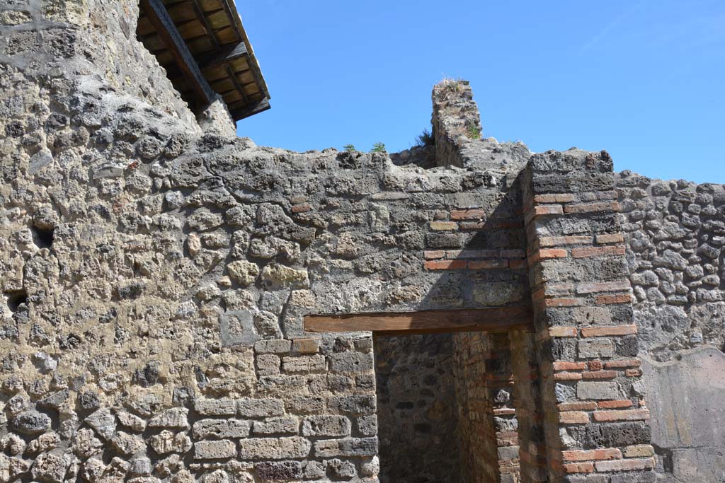 IX.5.14 Pompeii. May 2017. Room �n�, south wall, with doorway at west end into room �o�. 
Foto Christian Beck, ERC Grant 681269 D�COR.

