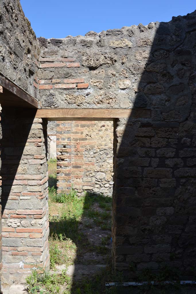 IX.5.14 Pompeii. May 2017. 
Room �o�, doorway in north wall in north-west corner, into room �n�.
Foto Christian Beck, ERC Grant 681269 D�COR.
